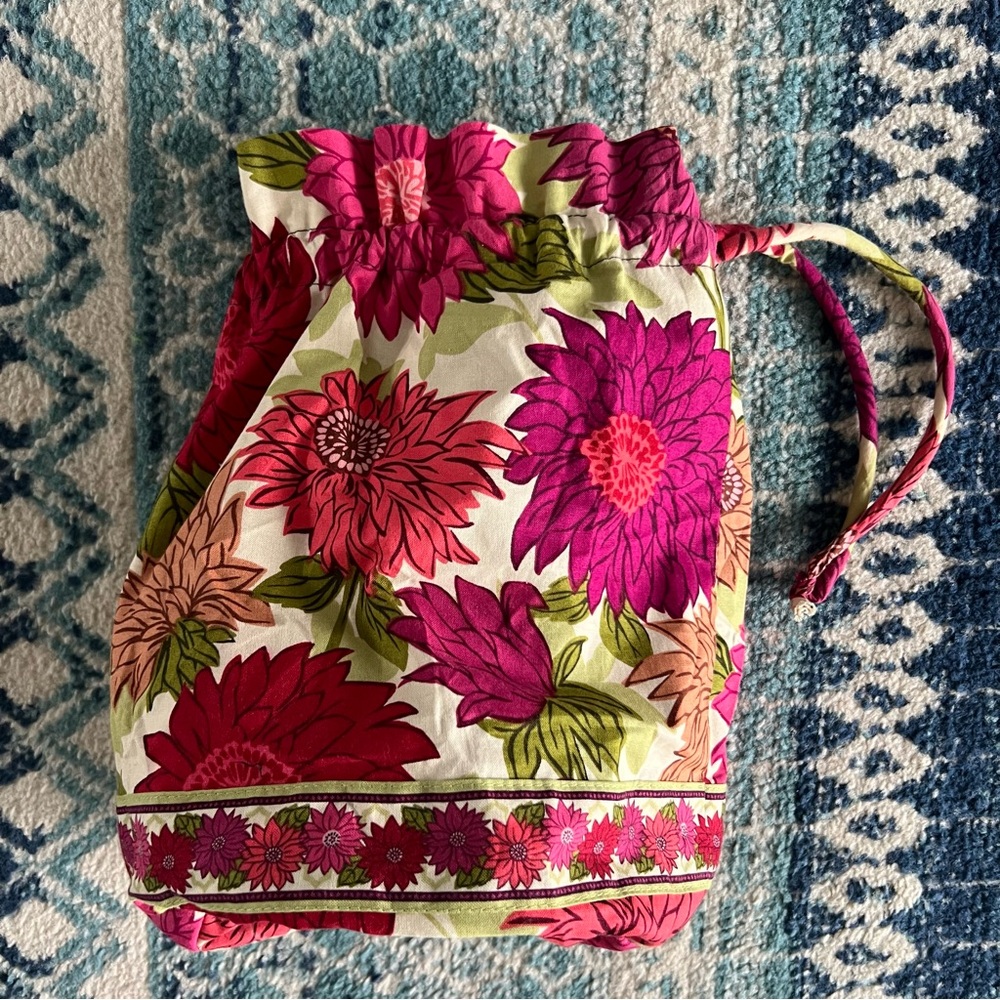 Vera Bradley Cinch
Sac Bucket Bag • Hello Dahlia Print